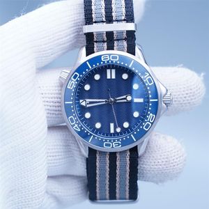 60 -летие Джеймс Бонд 42 -мм автоматический 2813 керамический панель мужские часы часы часы Blue Dial Nota полоса вращающейся рамки и транспаре260V
