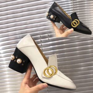 Scarpe eleganti di lusso Scarpe firmate Tacchi spessi tempestati di pelle 100% pelle bovina fibbia in metallo Tacchi alti perlati da donna Scarpe da barca Taglie forti B22