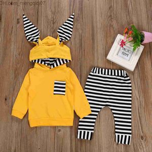 Completi di abbigliamento Set di vestiti per bambini di moda vestiti invernali per bambini 2 pezzi T-shirt con cappuccio a righe Top + Pantaloni neonato roupas meni Z230721