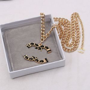 20Style Luxury Designer Halsband Pendant Halsband Designers Classic Pendant Rostfritt stål Brev för kvinnor Bröllop Högkvalitativ smycken ingen låda