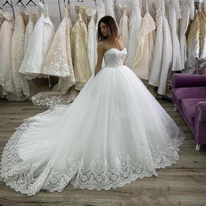 Vintage Strapless Ball Gown Lace Wedding Dresses with Bow Tie Appliques Court Train Tulle Wedding Bridal Gowns201M