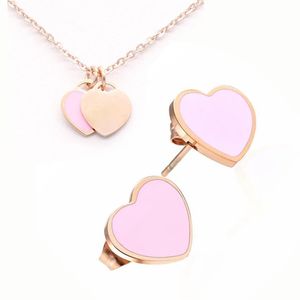 Vintage Emalj Pink Green Double Heart Charms Halsband och örhänge smycken set lyxiga kvinnor rostfria t-bokstäver solguld juvelverk 256h