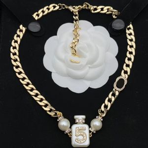 Luxo retro marca designer gargantilhas colares mulheres 18k banhado a ouro couro falso aço inoxidável carta pingente colar corrente jóias acessórios 20 estilo
