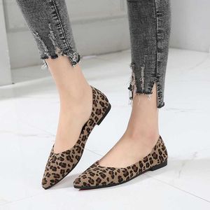 Klädskor sexig leopard plattskor kvinna grunt mun spetsig tå slip på loafers kvinnor mjuk botten espadrilles leopard moccasin för kvinnor l230721