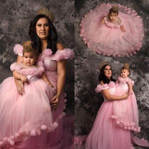 2022 Lindos Vestidos Mãe e Filha Flor Rosa para Aniversário Pescoço Transparente Flores Feitas à Mão Meninas Vestido de Noiva Comunhão 268E