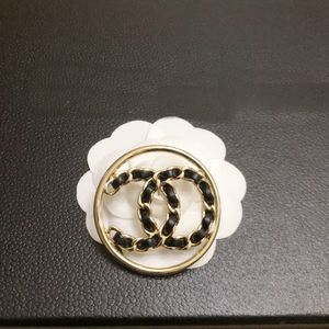 Designer Brooches Pearl Rhinestone Letter Brooch Suits Pin Wedding Party Gifts Women Jewelry Accessories