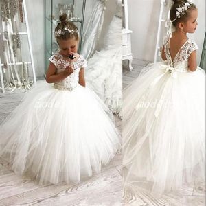 Billiga härliga vita elfenbensblomma flicka klänningar för bröllop spetsar kristallpärlor fönstermöss ärmmar flickor tävling klänning prom barn commun248v