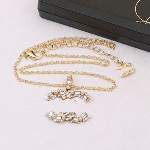 20 Style Luksusowy designerski naszyjnik Naszyjniki Projektanci Rhinestone Pearl Pearl Gold Stal Stael Letter dla kobiet biżuteria ślubna No Box