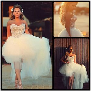 2018 Splendido scollo a cuore senza maniche Perle Perline Tulle Abiti da sposa alti e bassi Abito da sposa corto da spiaggia263v