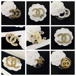 Broche de designer retrô banhado a ouro 18K com incrustações de cristal strass broches de joias unissex suéter broche de pérolas pinos de presente de festa de casamento de Natal estilo 20