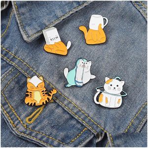 Szpilki broszki kreskówka kota emalia brooth brocze zabawny zwierzęcy kubek papierowy worek pomarańczowy biały kotek odznaka lapowe ubrania plecak biżuteria dh04n