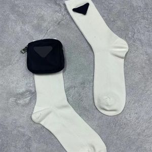 Женское нижнее белье модные носки дизайнерские носки с сумкой и треугольными значками Женщины