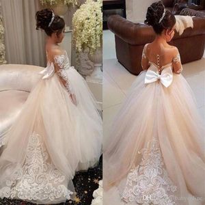 Piękne, stosowane długie rękawy Kwiatowe sukienki Dziewczyny Sheer Jewel Neck Księżniczka Girls Formalne suknie konkursowe z dużym łukiem Sash3252a