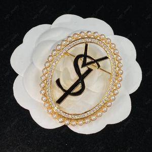 Stylish Pearl letter round Brooches for men and women Designer Pins brooch jewelry high quality with box