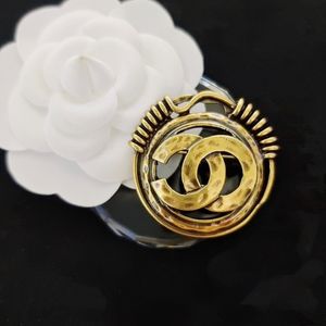 Broche de designer de luxo banhado a ouro 18K com incrustações de cristal strass broches de joias unissex suéter broche de pérolas pinos de natal para festa de casamento estilo 20