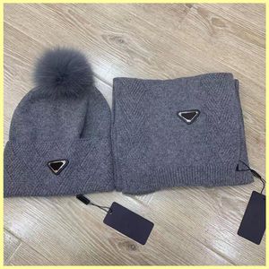 Uomo Donna Moda Cappello e sciarpa Set Sciarpa firmata Triangolo P Beanie Cappelli a secchiello Sciarpe in cashmere con lana invernale in maglia di lusso 283b