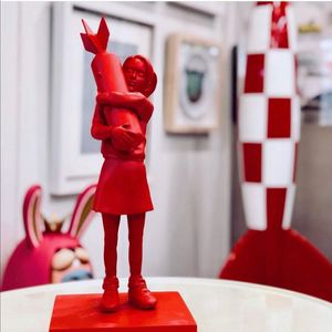 Decorative Objects Figurines Hugging Bomb Girl Statue Resin Hugger Peace Sculpture Modern Street Art Home Decor Desk Decoration 230721