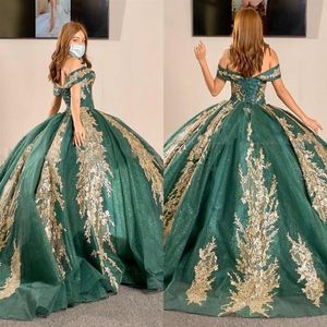 2023 Modest Dark Green Gold Appliques Abiti Quinceanera Off spalla con maniche in rilievo lungo treno Sweet 16 Dress Prom Party339O