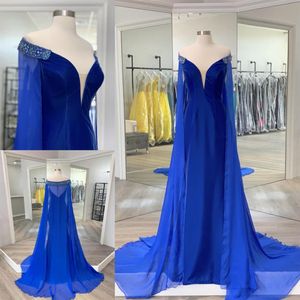 Miss Mrs Lady Pageant Dress 2023 Royal Blue Velvet Elegant Red Carpet Couture Dress com Chiffon Cape Beadwork Shoulder Off the S2877