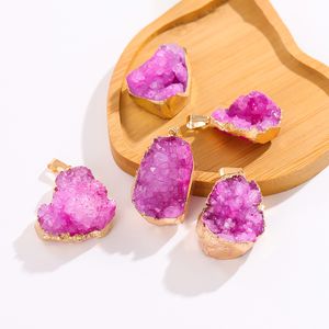 Natural Raw Rose Pink Druzy Quartz Stone Pendant Gold Edged Crystal Drop Charms för halsbandörhängen smycken Tillbehör