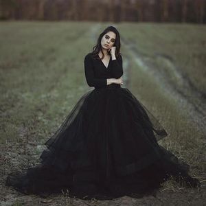 Schwarzes Ballkleid Gothic Brautkleider Langarm V-Ausschnitt Tüll Rüschen Stufenrock Bodenlange Brautkleider Benutzerdefinierte Größe200z