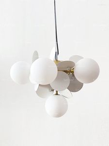 Hängslampor nordiskt mjölk vit glas ljuskrona vardagsrum matsal personlighet kreativ barn varma designer