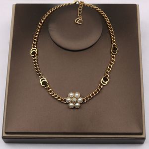 20Style Luxury Designer Halsband Pendant Halsband Designers Classic Pearl Pendant Rostfritt stål Brev för kvinnor Bröllop Högkvalitativ smycken ingen låda