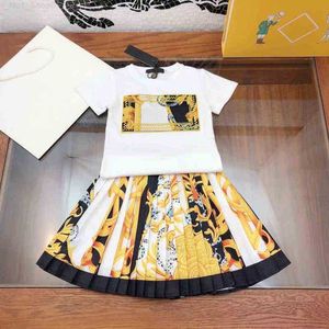 衣料品セットデザイナー服の子供の女の子のための服セット夏の半袖Tシャツ子供ボヘミアントップ+プリーツスカート2PCS衣装ベビーブランドスーツAA220316 Z230724