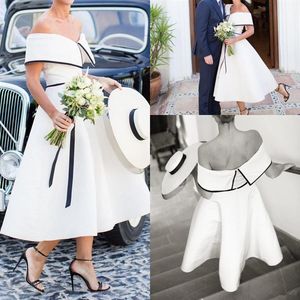 Schwarz-weißes Brautkleid im Vintage-Retro-Stil, schulterfrei, schlicht, A-Linie, aus Satin, kurz, Land-Brautkleid263S