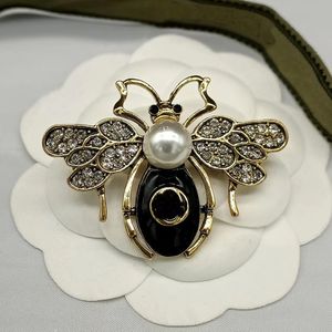 Berömda brev Luxurys Desinger Brosch Women Rhinestone Pearl Letter Brooches Suit Pin Fashion Jewelry Paty