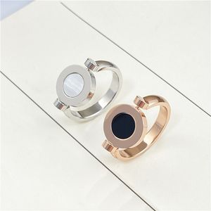 T GG Ringe Titan Edelstahl Paare Mode runder Kuchen klassischer Ring doppelseitiger schwarz-weiß besetzter Paarring Ring.