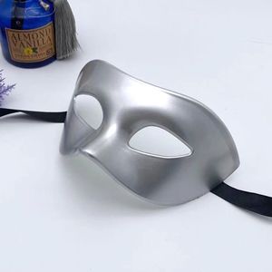 Masquerade Party Black Mask Vuxen Half Face White Man and Female Retro stilig prestanda Masque Halloween Classic Mask