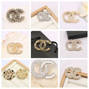 Elegant Fashion Designer Women Letter Brooches Gold Plated Broche Rhinestone Fashion Jewelry Brooch Charm Pearl Pin Broches Party Gift
