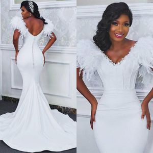 Sexig V -hals sjöjungfru bröllopsklänningar med fjädrande rygglösa brudklänningar eleganta satin afrikanska mantlar de Mariee Modest2731