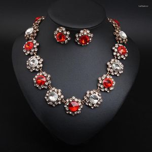 Halskette-Ohrringe-Set, europäische und amerikanische Mode, Blumen-Kristall-Edelstein, mit vielseitigen Kleideraccessoires im Schlüsselbein-Stil