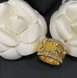 Clássicos Designer Marca Letra Banda Anéis Homens Mulheres Banhado a Ouro 18K Anel de Latão Oco de Prata Acrílico Amor Jóias de Casamento Luxo Escultura Fina Presente de Natal Tamanho 7