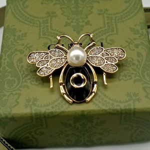 Famous Design Gold Bee Letters Luxurys Desinger Brooch Women Rhinestone Pearl Letter Brooches Suit Pin Fashion Jewelry Clothing Decoration Accessories Gifts