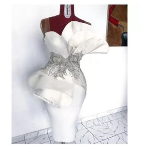 2022 Modest White Sheer Straps Cocktail Dresses Ruched Satin Kne Length Short Prom Evening Bowns Crystal Sequins Pärlade Applices255h