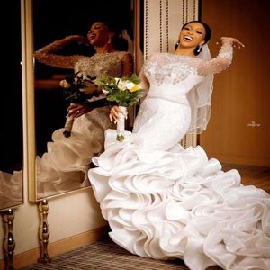 2022 Lyxiga arabiska sjöjungfru bröllopsklänningar rena ärmar spetsar kristallpärlade rufsar tiered brud bröllopsklänningar elegant robe281u