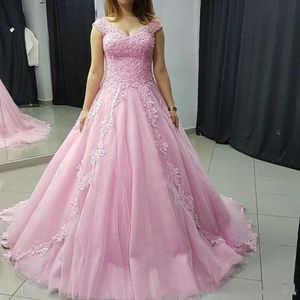 Pembe Tül Quinceanera Elbiseler Kaplı V Boyun Vestidos De Novia Aplike Bir Çizgi Prenses Tatlı 16 Prom Kadın Gelin Önlükler237E