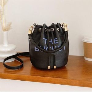 Akşam çantaları tote çanta tasarımcı mektubu çizim kova çantası kadın pu deri all-eş alışveriş omuz çantası çanta yüksek kaliteli crossbody