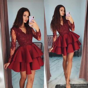 Moda Celebridades Vestido de Coquetel Lindo Vermelho Decote em V Manga Longa Vestidos de Boas-Vindas Elegante em Camadas com Frisado Renda Aplique Curto Baile de Formatura D192w