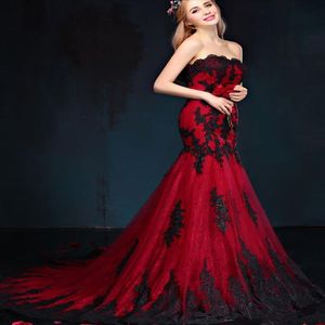 Svart och röd gotisk sjöjungfru bröllopsklänningar 2019 älskling spetsar applikationer tyll korsett tillbaka vintage färgglad bröllop brudklänning285e