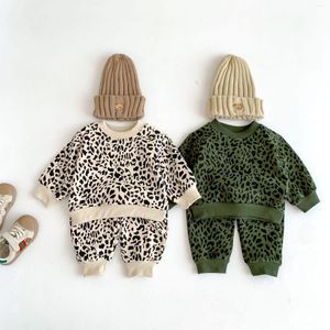 Conjuntos de roupas 6956 terno do bebê 2023 outono bonito lindo menino leopardo impressão camisola pant algodão puro terno da menina de duas peças.