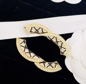 Enkel designer varumärkesbrev broscher geometriska brons tröja kostym krage stift brosche mode män kvinnor kristall strass pärlbrosch bröllop smycken
