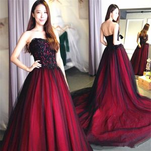 Готическое красное и черное свадебное платье без бретелек.