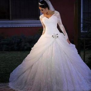 Vintage biała koronkowa suknia balowa suknie ślubne z długimi rękawami wiosna jesienna księżniczka Ruched Garden Bridal suknie Vestidos de novia276g