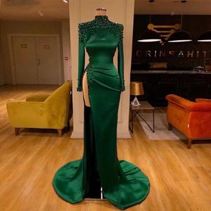 2021 Smaragdgrüne arabische Abendkleider mit langen Ärmeln und hohem Schlitz, sexy Abschlussball-Party-Kleider, schicke Perlen-Meerjungfrau-lange formelle Kleider La237d