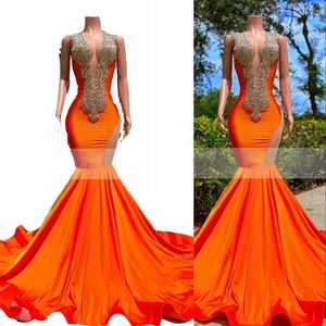 2023 Arabiska aftonklänningar bär lyxiga pärlor med kristaller Rhinestone Orange Deep V Neck Prom Dress Mermaid Formella festklänningar OPE314Z