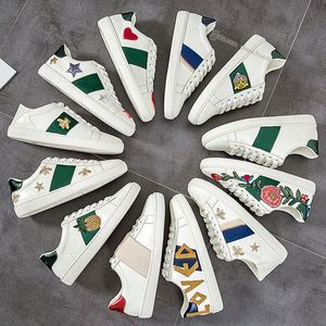 Designerskor broderad ess bin tryckt läder sneaker män kvinnor mode sneakers med stjärnor snaker loafer pärlor spikar besatta herrtränare